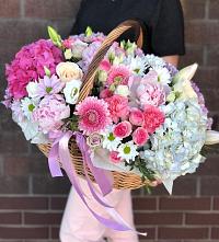 Композиция солнечный день в Веселом Ставропольского края Цветочная композиция из Розы, Хризантемы, Пионы и Лизиантусы в корзине в Веселом Ставропольского края