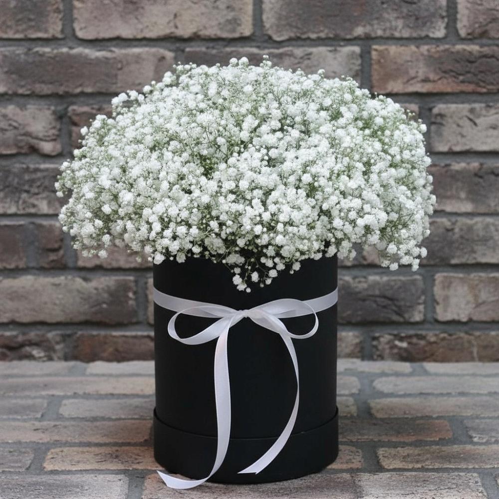 Цветочная композиция из Гипсофила в шляпной коробке в Веселом Ставропольского края