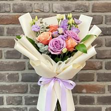 Букет цветов из:  Лизиантусы и Розы в Веселом Ставропольского края