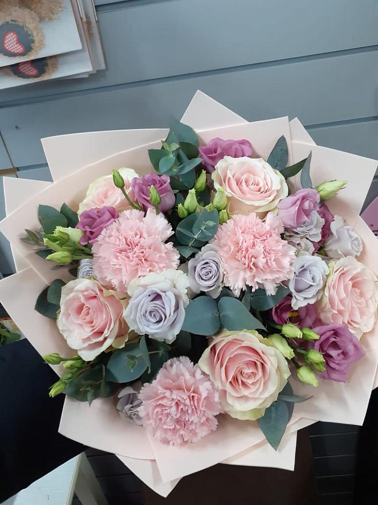 Букет цветов из: Розы, Гвоздики и Лизиантусы в Веселом Ставропольского края