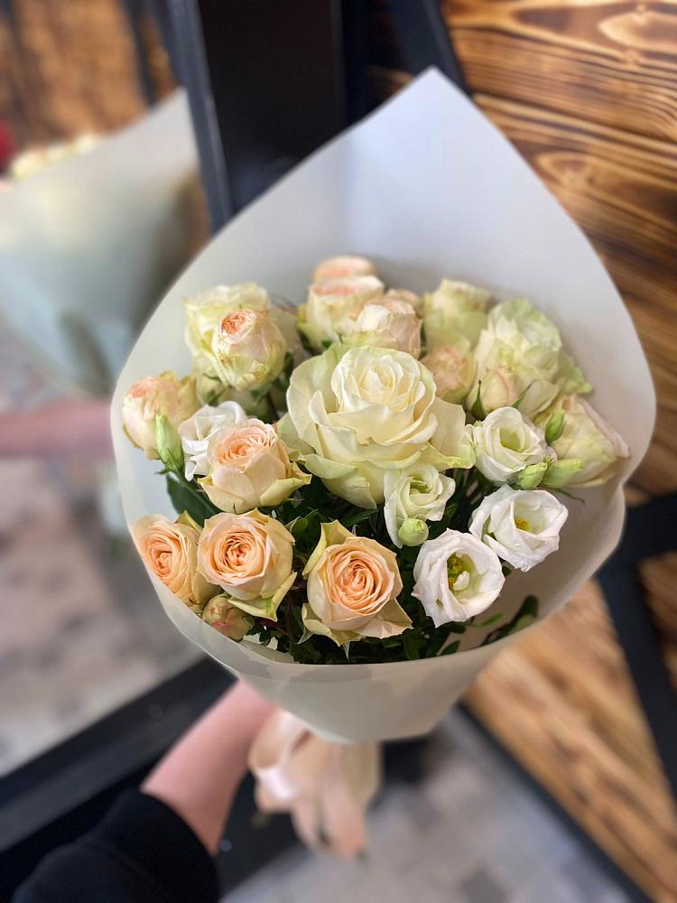 Букет цветов из: Розы и Лизиантусы в Веселом Ставропольского края